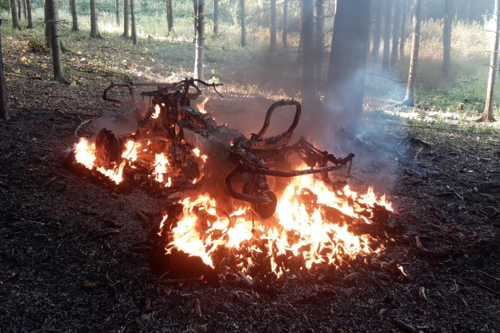 171024-Požár čtyřkolky uprostřed lesa nedaleko obce Vitín spadající pod Počepice na Příbramsku.jpg