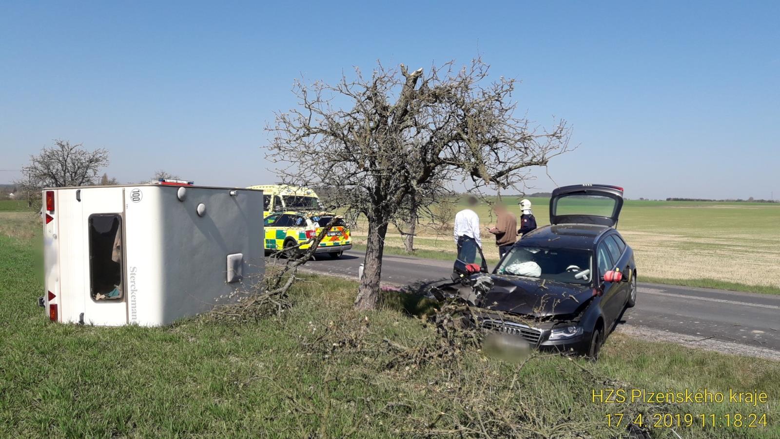 17_4_2019 DN OA s obytným přívěsem do stromu Lochousice (3).jpg