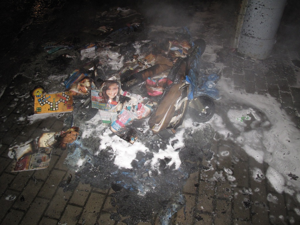 18.12.2016 (PM 22.08) požár popelnice Plzeň, Čermákova x V Bezovce.JPG