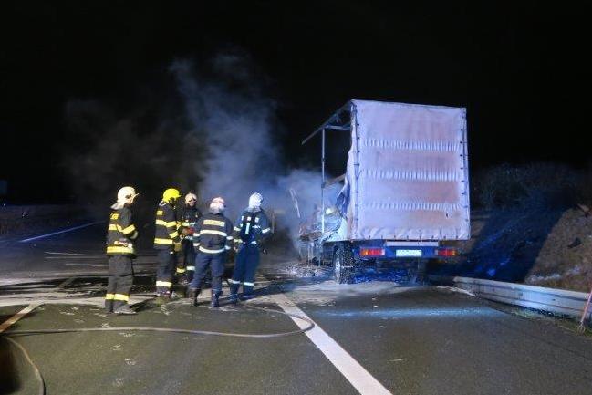 18.2.2016 požár dodávky D5.jpg