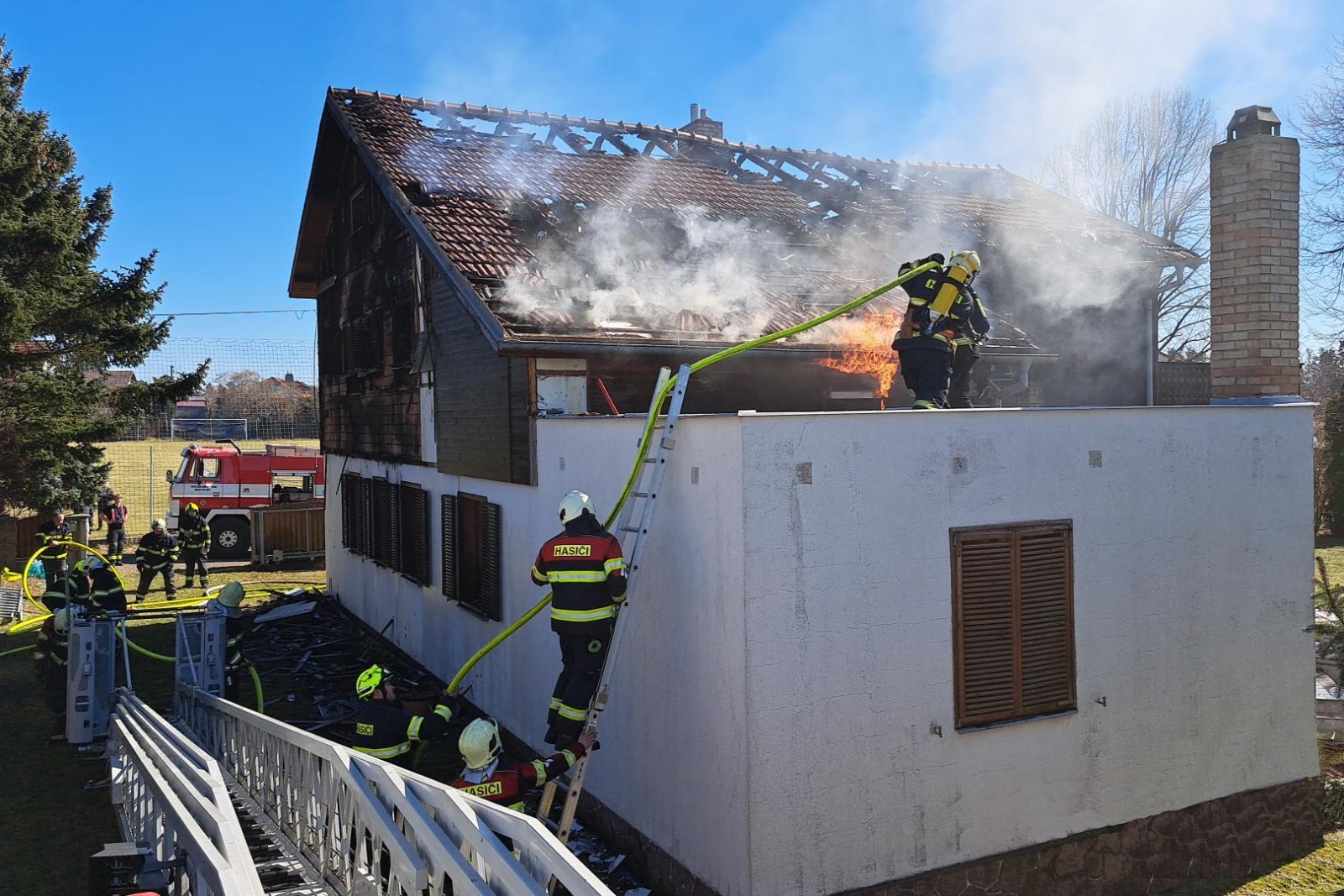 180325-Požár rodinného domu v obci Malá Hraštice na Příbramsku.jpg