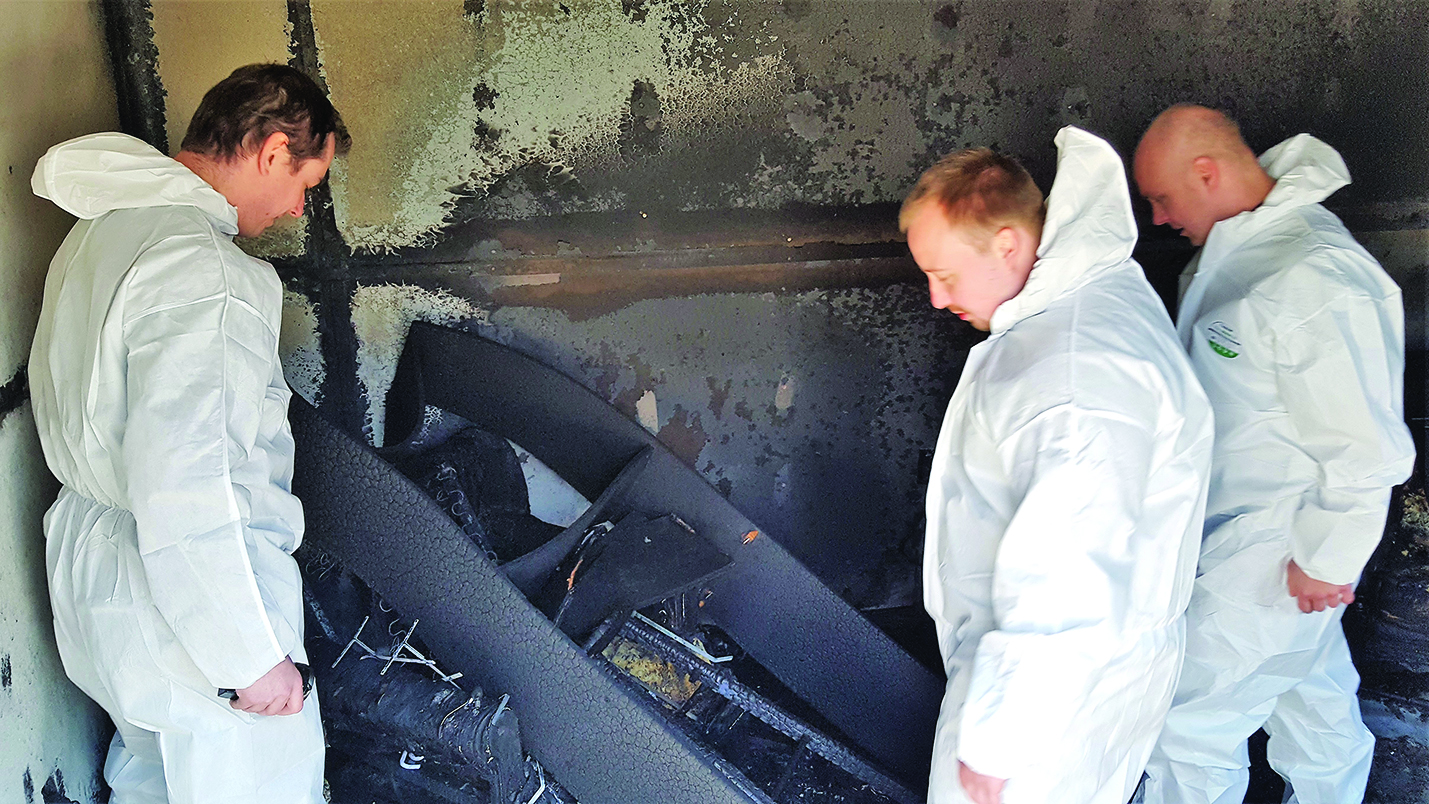 Ohledání připraveného místa požáru českými vyšetřovateli