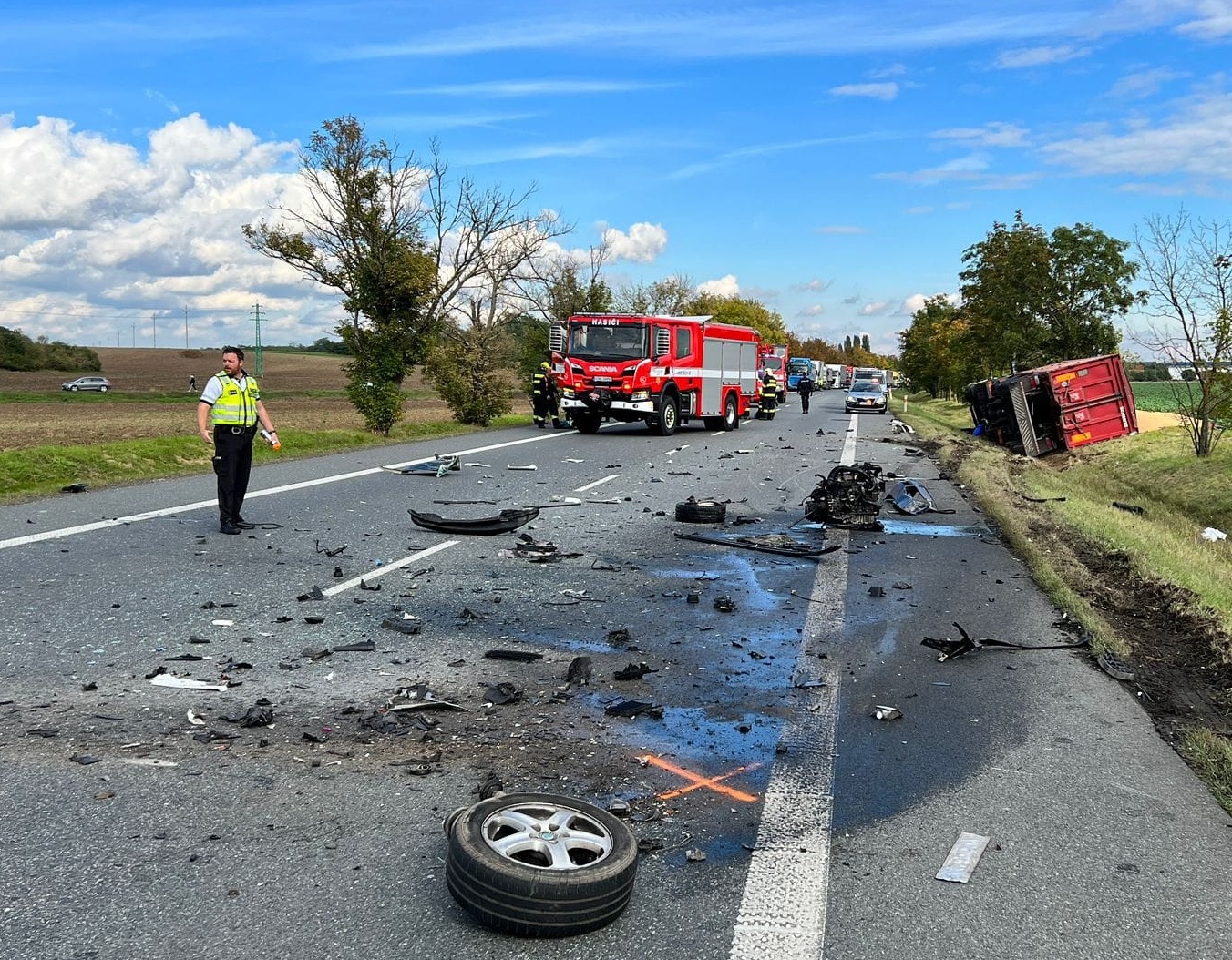 181-Tragická nehoda kamionu a osobního automobilu na silnici č. 16 u obce Býkev na Mělnicku3.jpg