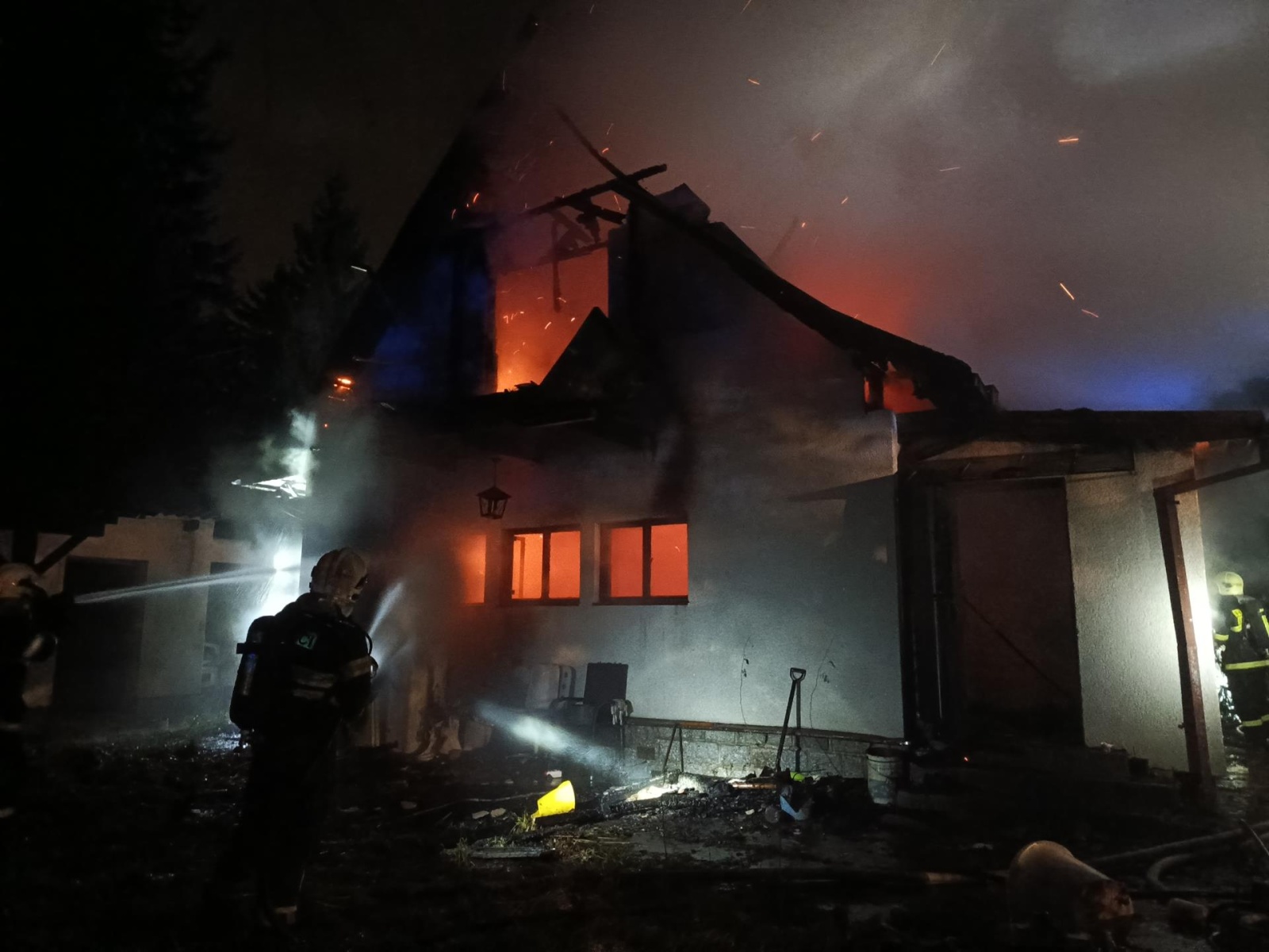 181124-Noční požár chaty v rekreační oblasti obce Mukařov na Říčansku.jpg