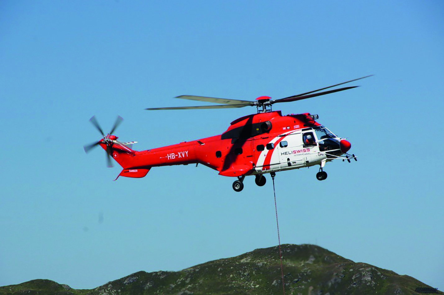 Vrtulník Super Puma s podvěsem