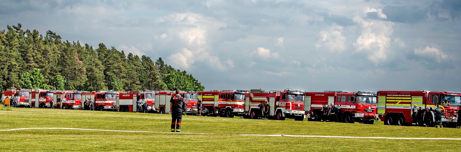 19 jednotek dobrovolných hasičů, 4 jednotky profesionálních. K tomu 1 vrtulník LS PČR s bambi vakem. A flexi tank. Plus krásné počasí. 