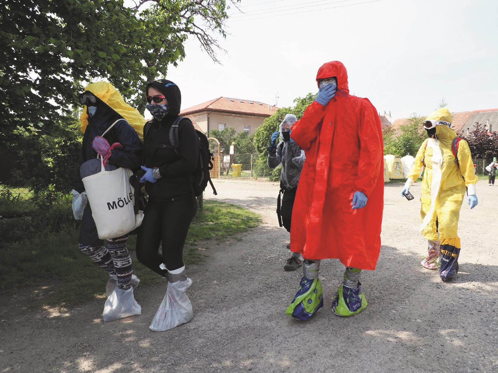 Obr. 2 Pohyb v improvizované ochraně těla a dýchacích cest