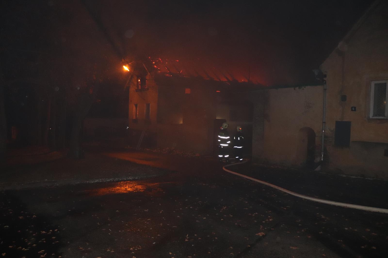 19_11_2018 požár RD Planá - Svahy (1).JPG