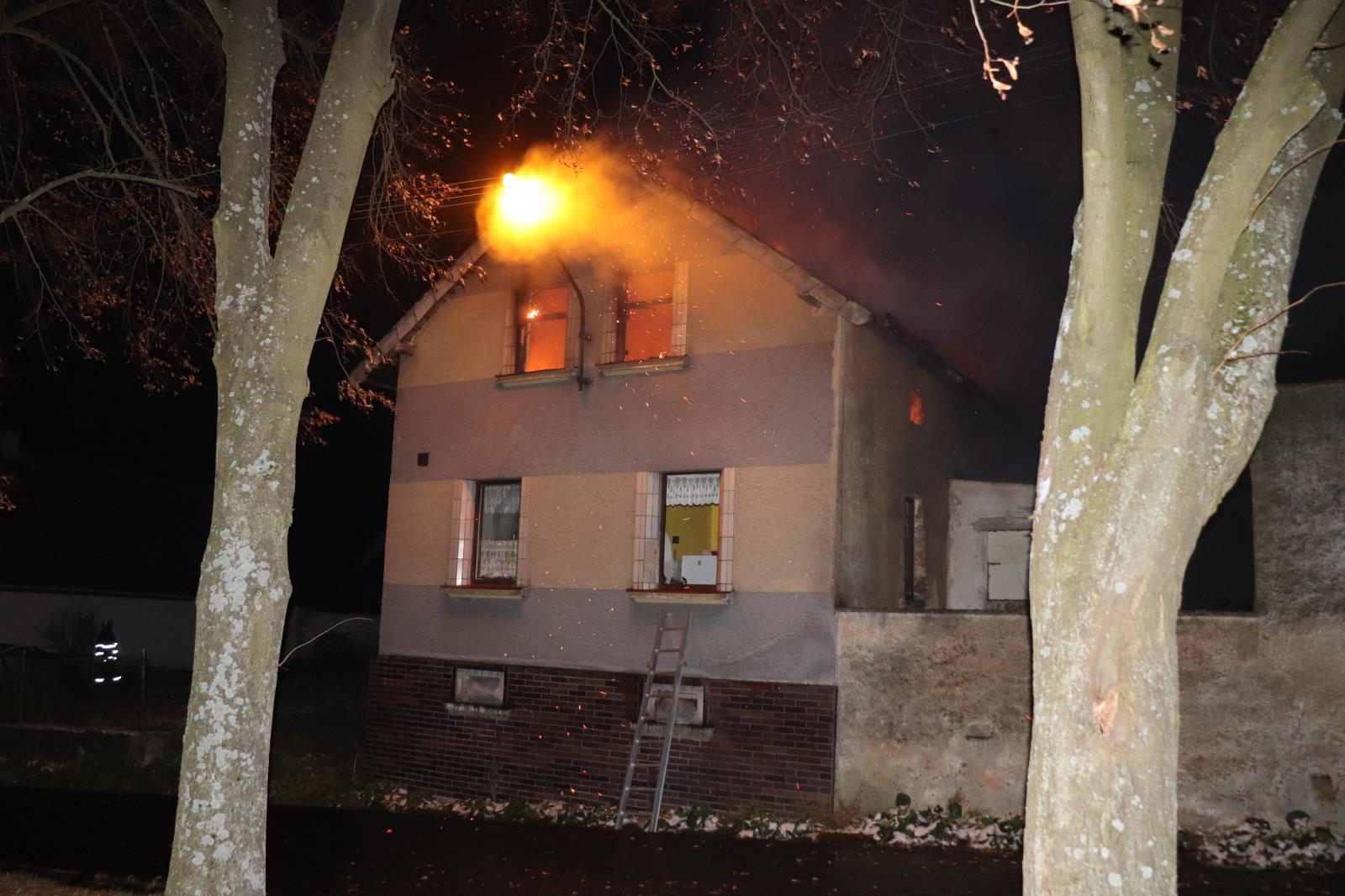 19_11_2018 požár RD Planá - Svahy (2).JPG