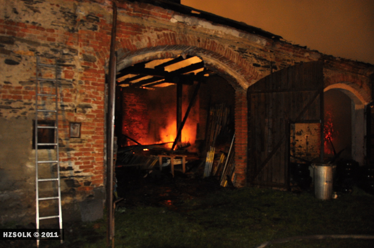 2 22.10.2011 Požár autoservisu a stolárny Ruda nad Moravou - Bohdíkov30.JPG