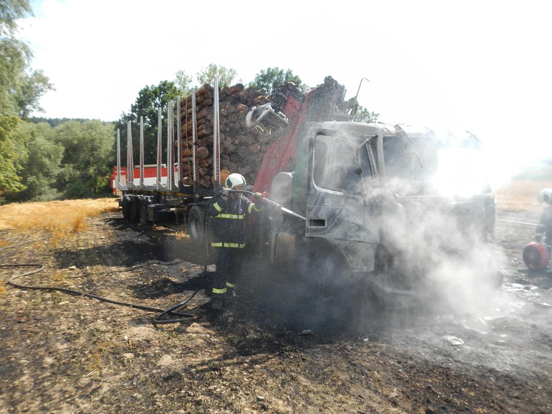 2 Požár tahače, Dvorce - 4. 8. 2015 (2).JPG