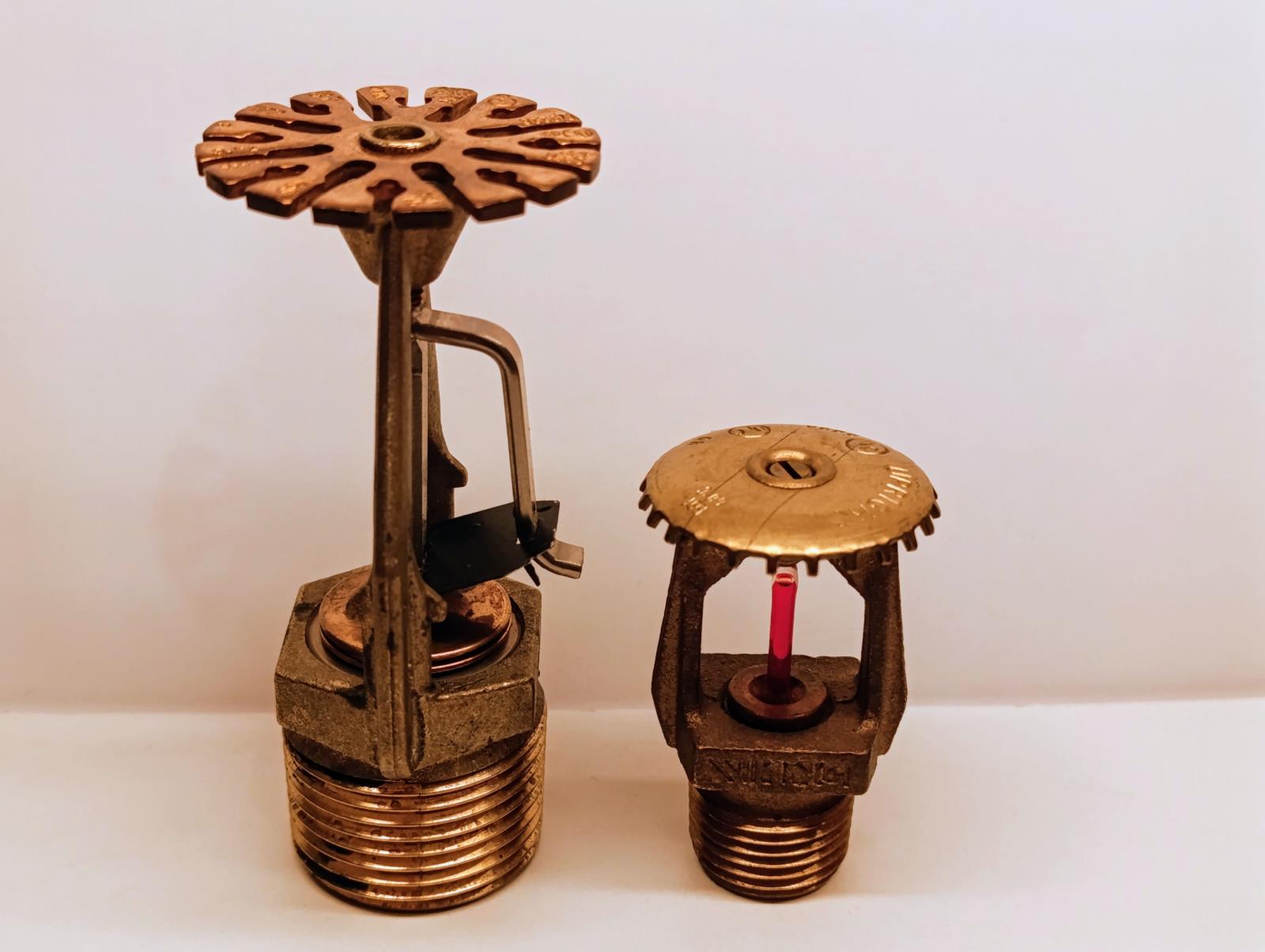 Obr. 2 Sprinkler ESFR K25 pro skladové aplikace (vlevo) a sprinkler SU K5,5 pro neskladové aplikace 