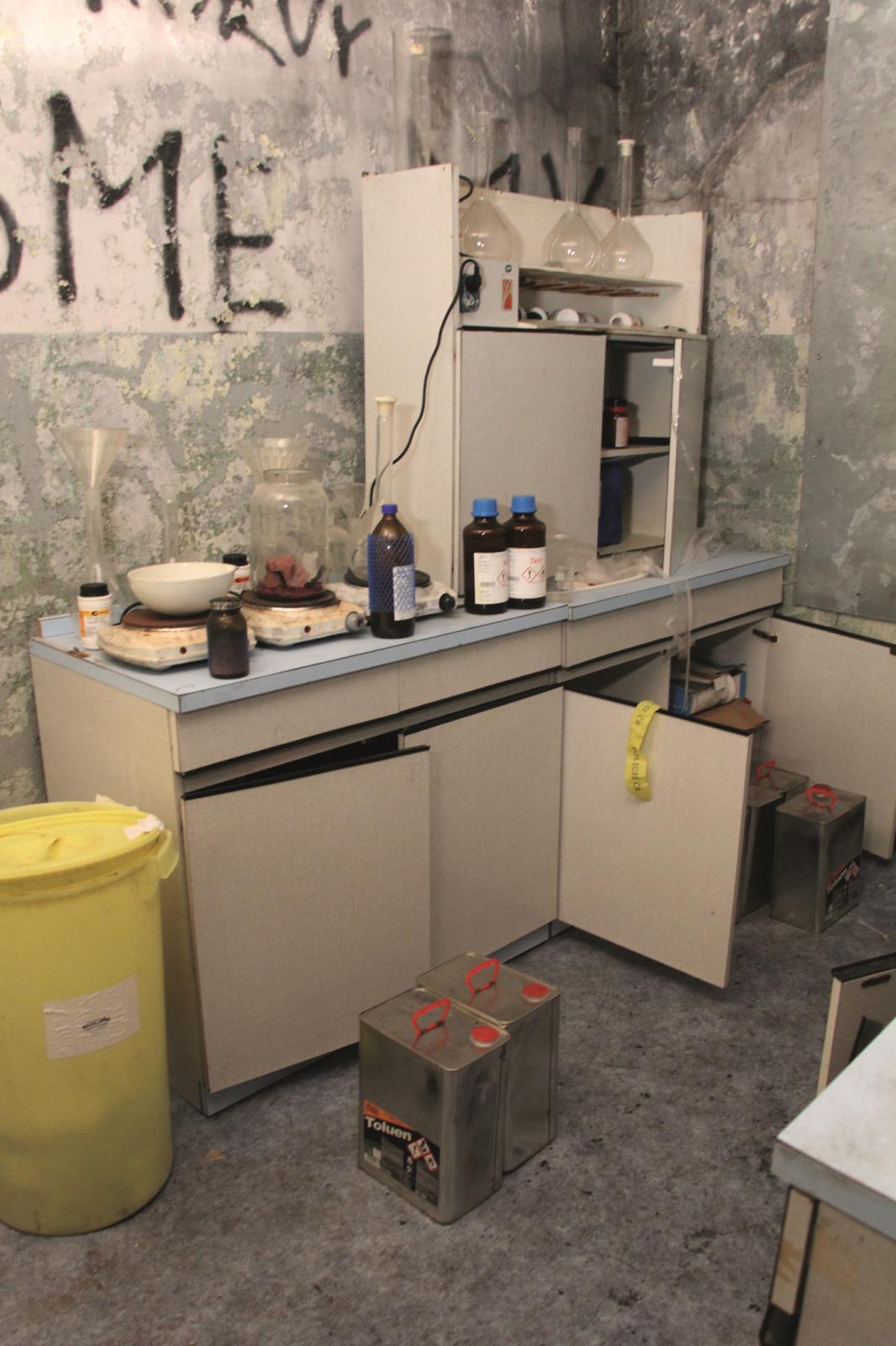 Obr. 1 a 2 Simulovaná varna pervitinu s hořlavými materiály a chemikáliemi