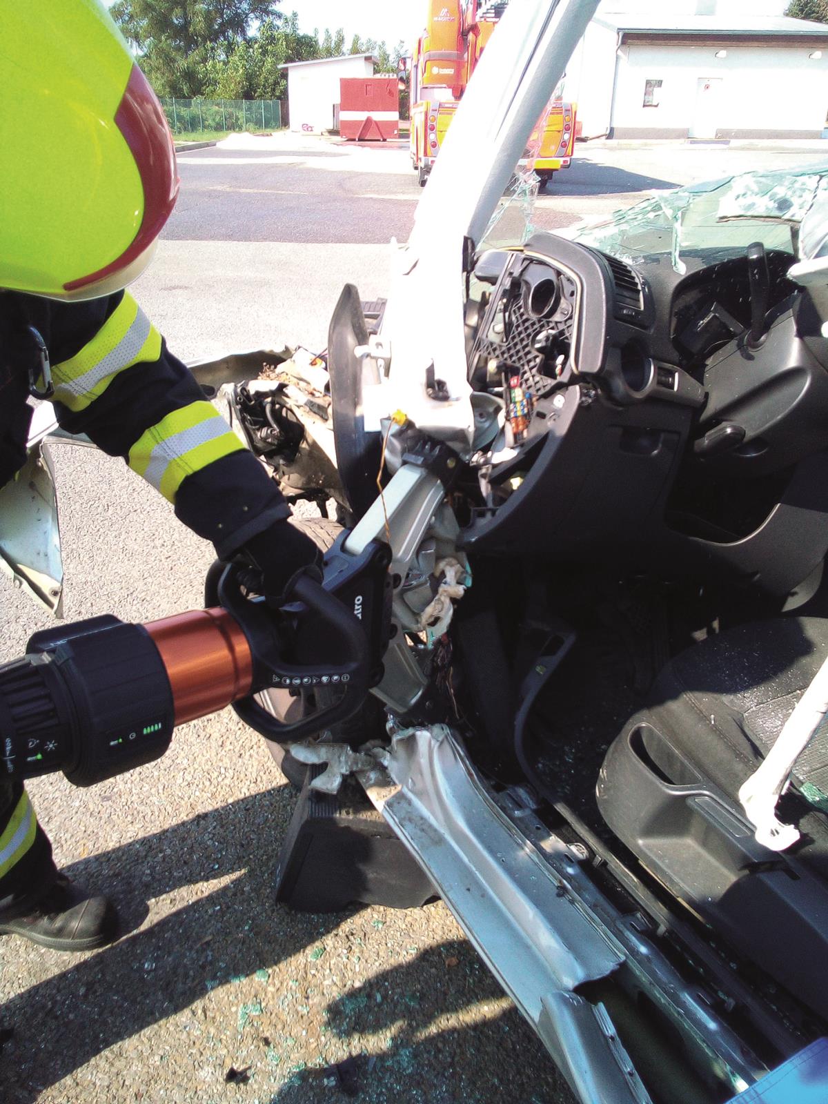 Odtlačování palubní desky pomocí hydraulického rozpínáku