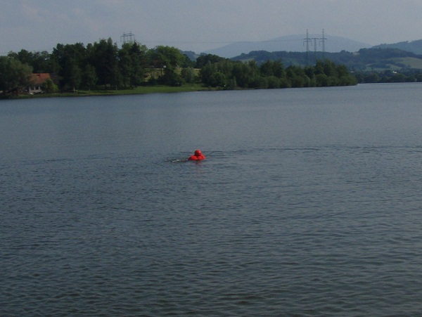 2015_06_11 Zachrana tonouci zeny Olesna 03m.jpg