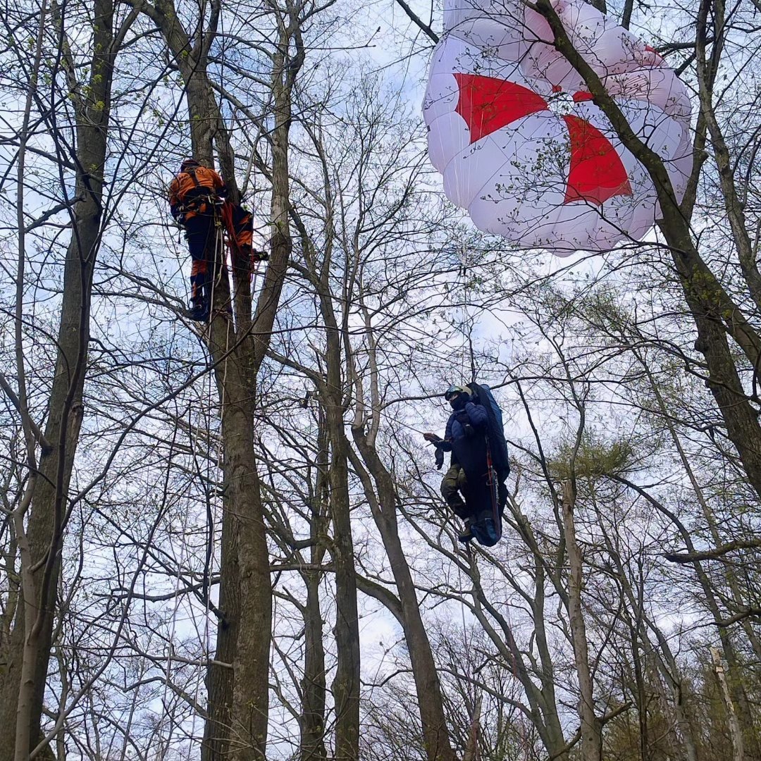 2026_04_16-uvizla_paraglidistka.jpg