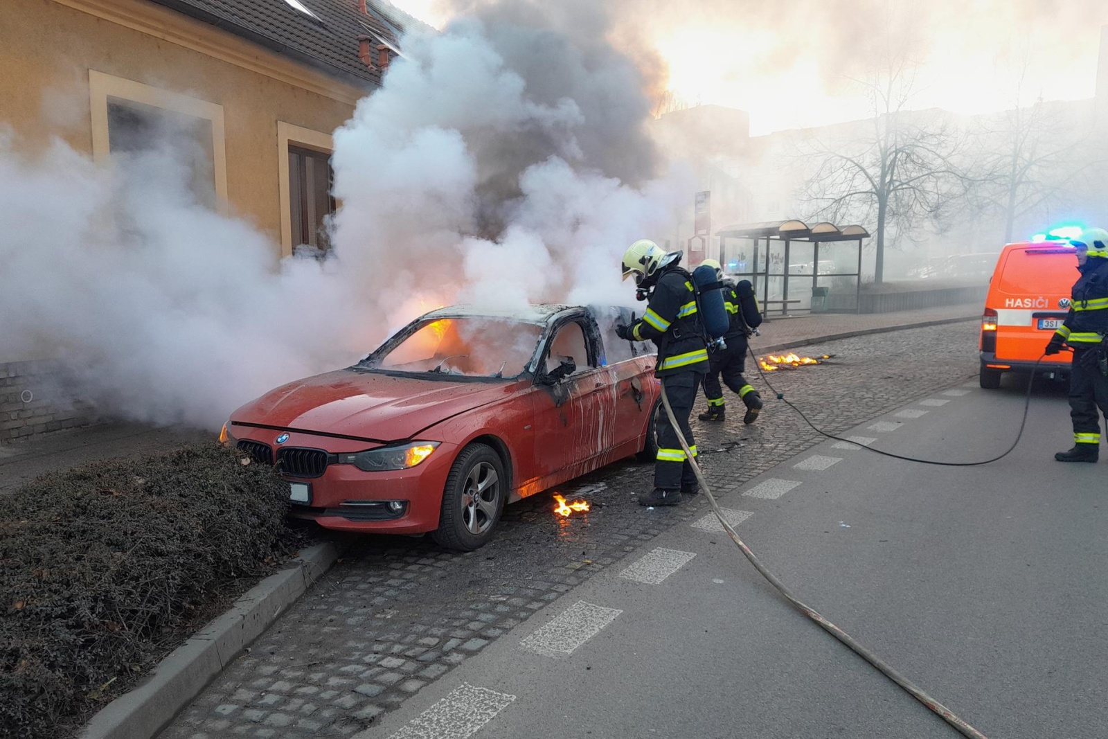 210225-Požár osobního vozidla na zastávce autobusů Čechova v centru Benešova.jpg