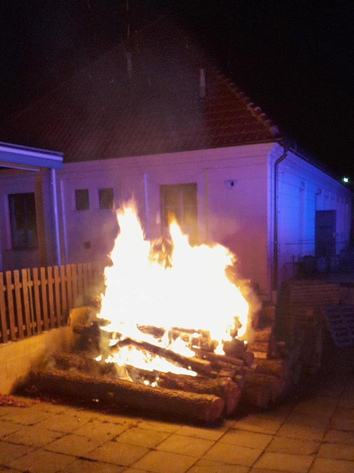 210925-Požár uskladněného dřeva u restaurace poblíž kutnohorské katedrály.jpg