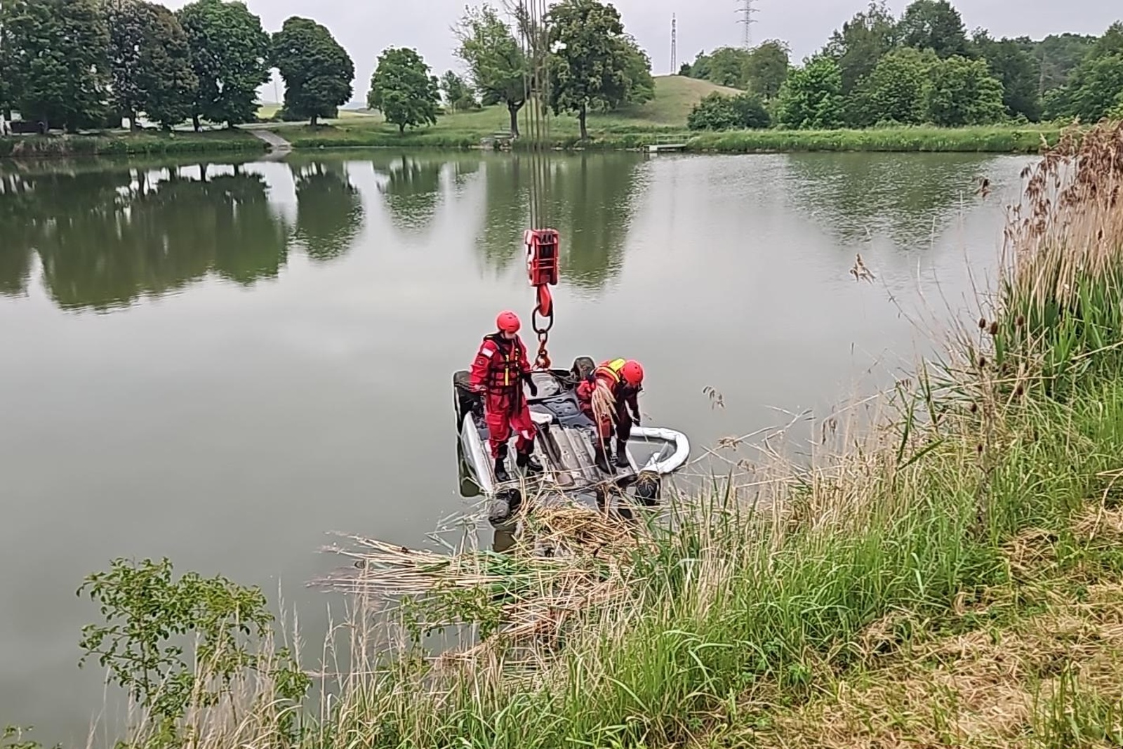 220525-Vyprošťování osobního vozidla převráceného do rybníka na okraji obce Korno na Berounsku.jpg