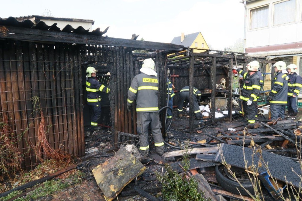 22_4_2018 požár krbu, pergoly a přístřešku Hořehledy  (3).jpg