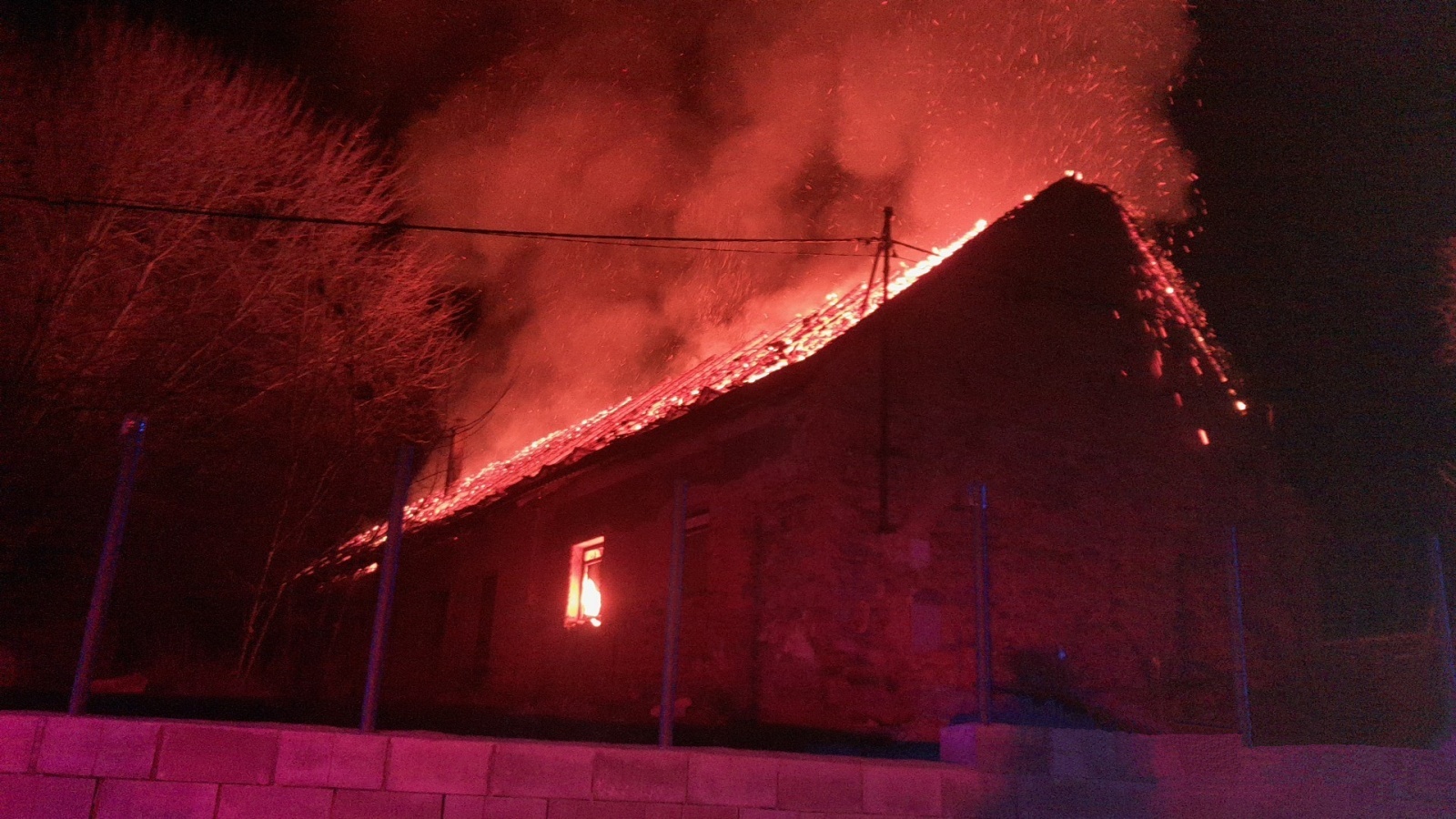 230225-Požár rodinného domu v obci Čestín spadající pod Jankov v okrese Benešov.jpg