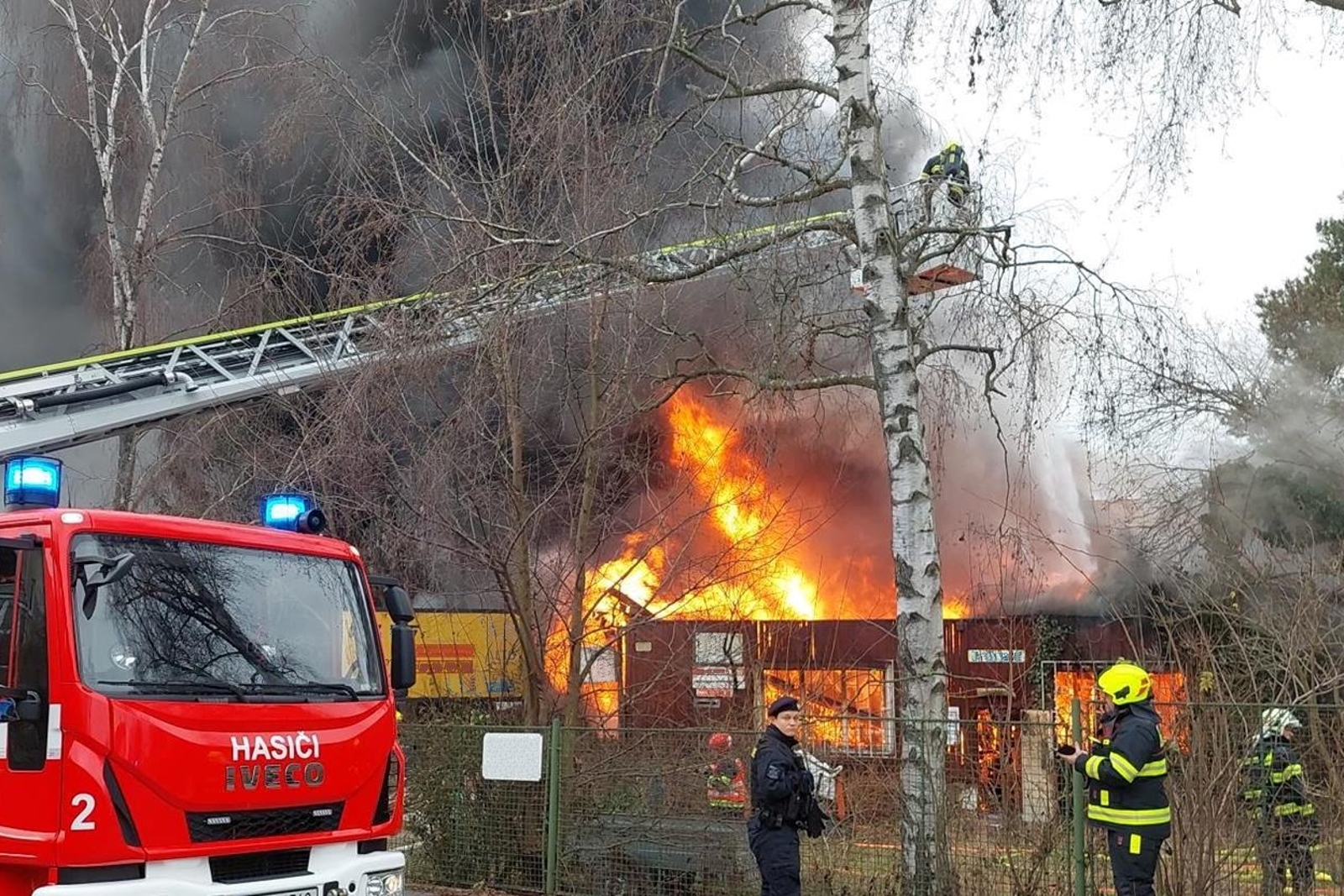 241225-Požár staré přízemní dřevostavby v Hostivici nedaleko Prahy.jpg