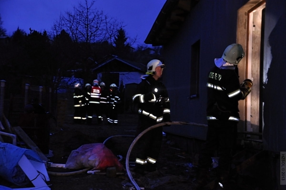 27 7-3-2013 Požár RD Olomouc Slavonín press foto (27).JPG