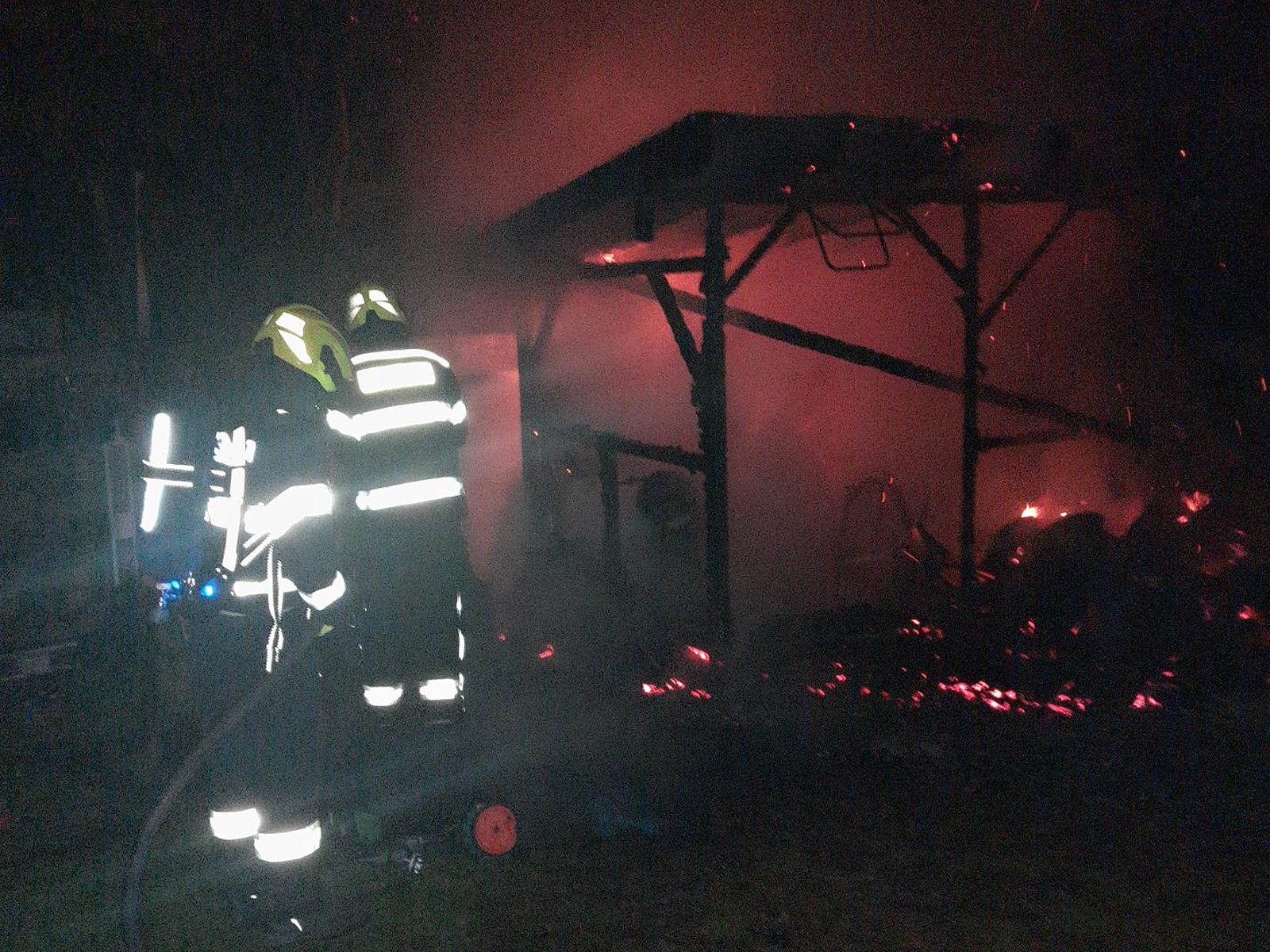 280925-Noční požár zahradní kůlny u rodinného domu v Nelahozevsi na Mělnicku.jpg
