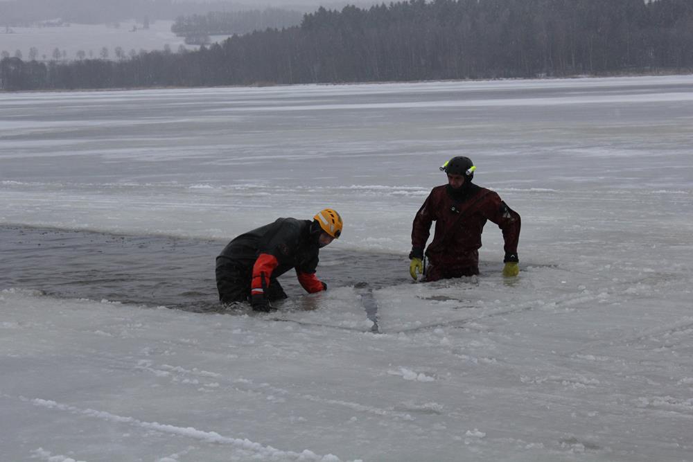 3 Auto pod ledem, Bližší Lhota - 24. 2. 2015 (3).JPG