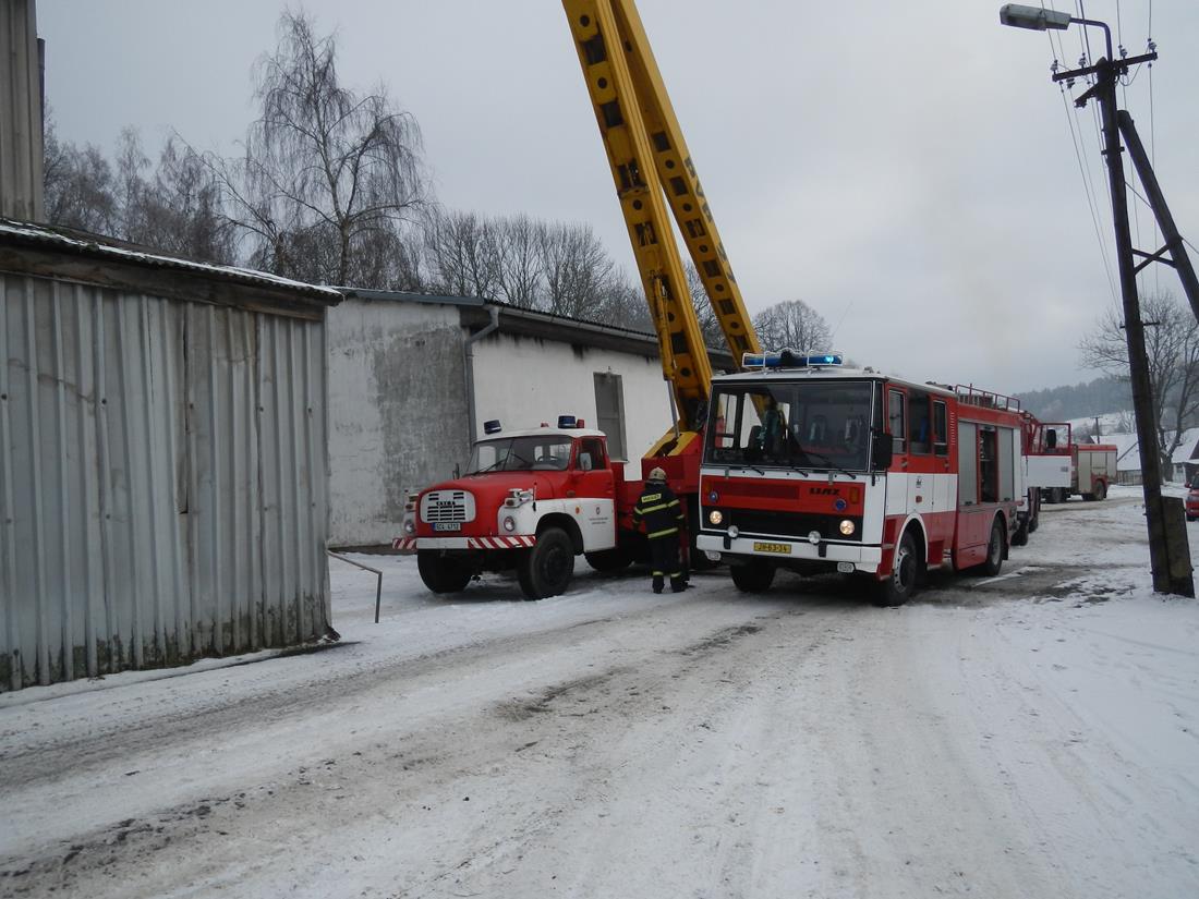 3 Požár nakladače a haly, Jilem - 7. 1. 2016 (4).JPG