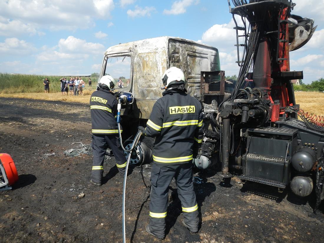 3 Požár tahače, Dvorce - 4. 8. 2015 (3).JPG