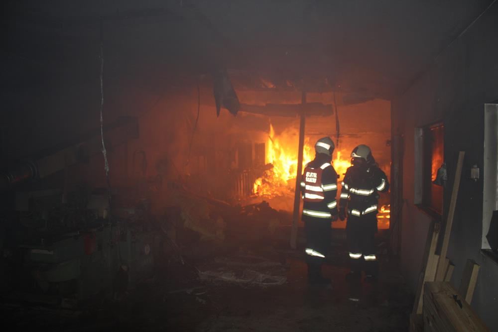 3 Požár truhlárny, Haklovy Dvory - 6. 2. 2015 (11).JPG