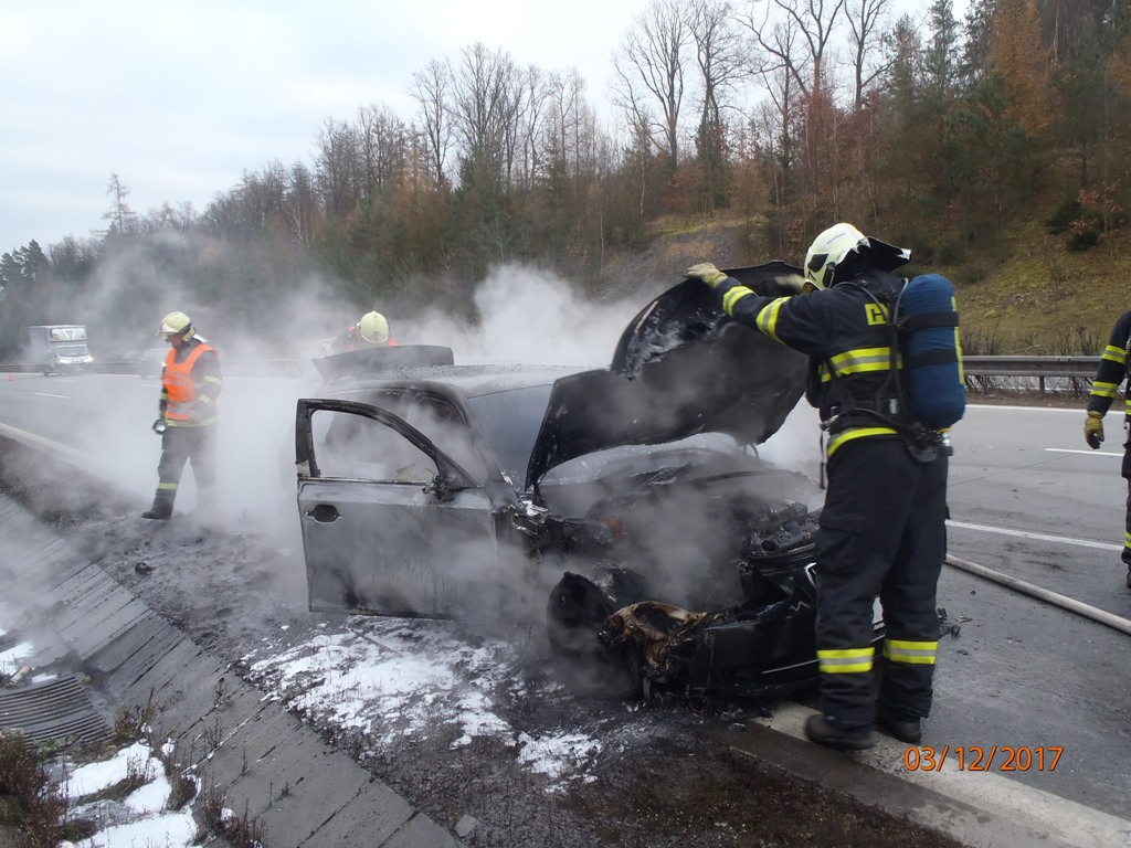 3.12.2017 (TC 14.26) požár OA D5 Kostelec (1).JPG