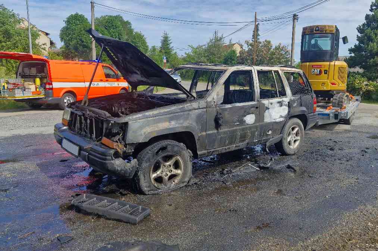 300526-Požár vozidla se zapřaženým přívěsem v obci Tatouňovice na Benešovsku.jpg