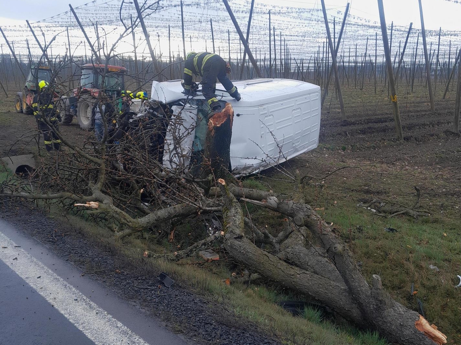 310326-Havárie dodávkového vozidla u obce Mšec na Rakovnicku.jpg