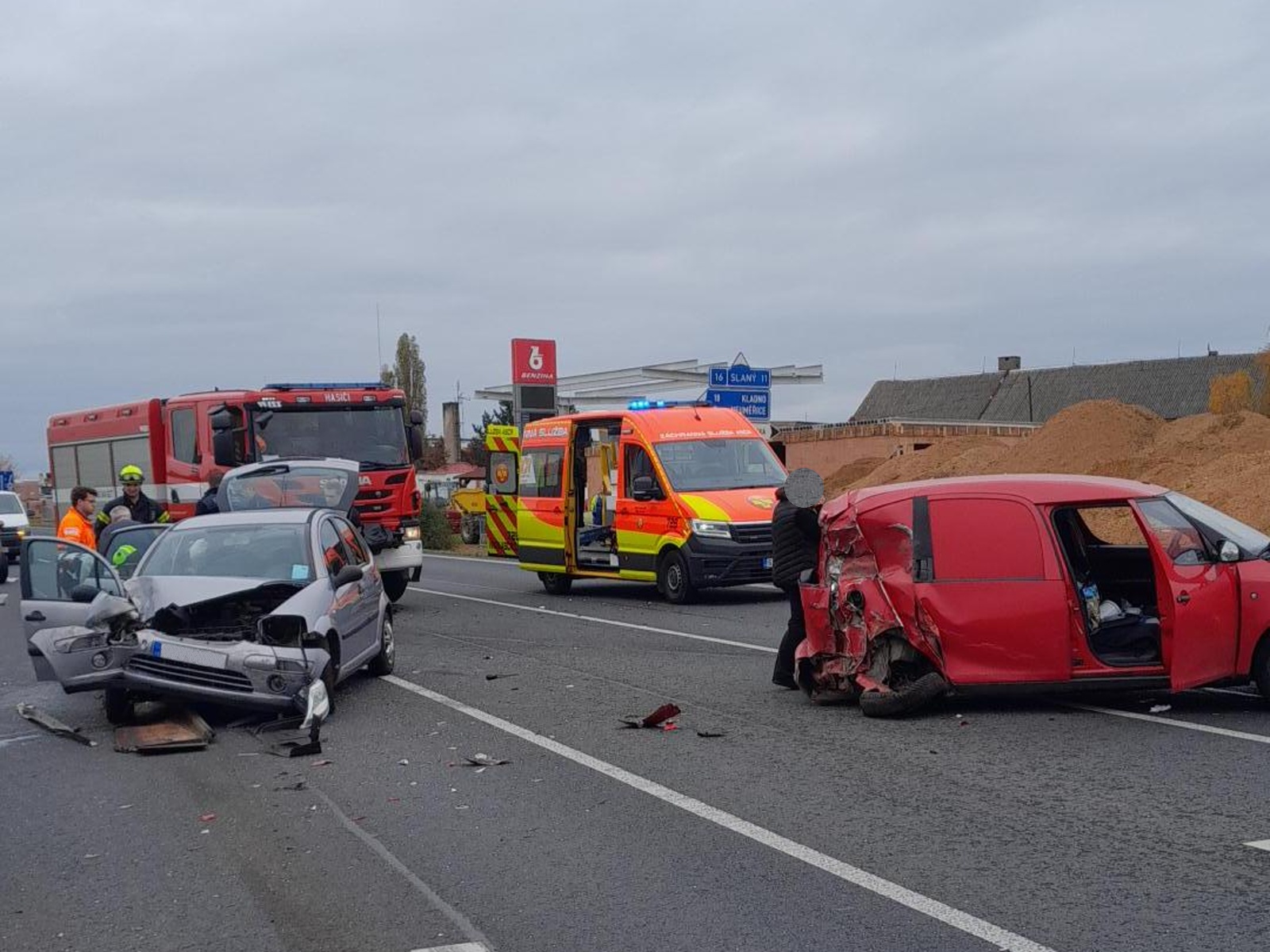 311024-Dvě osobní vozidla po střetu s kamionem na silnici č. 16 u Velvar na Kladensku.jpg