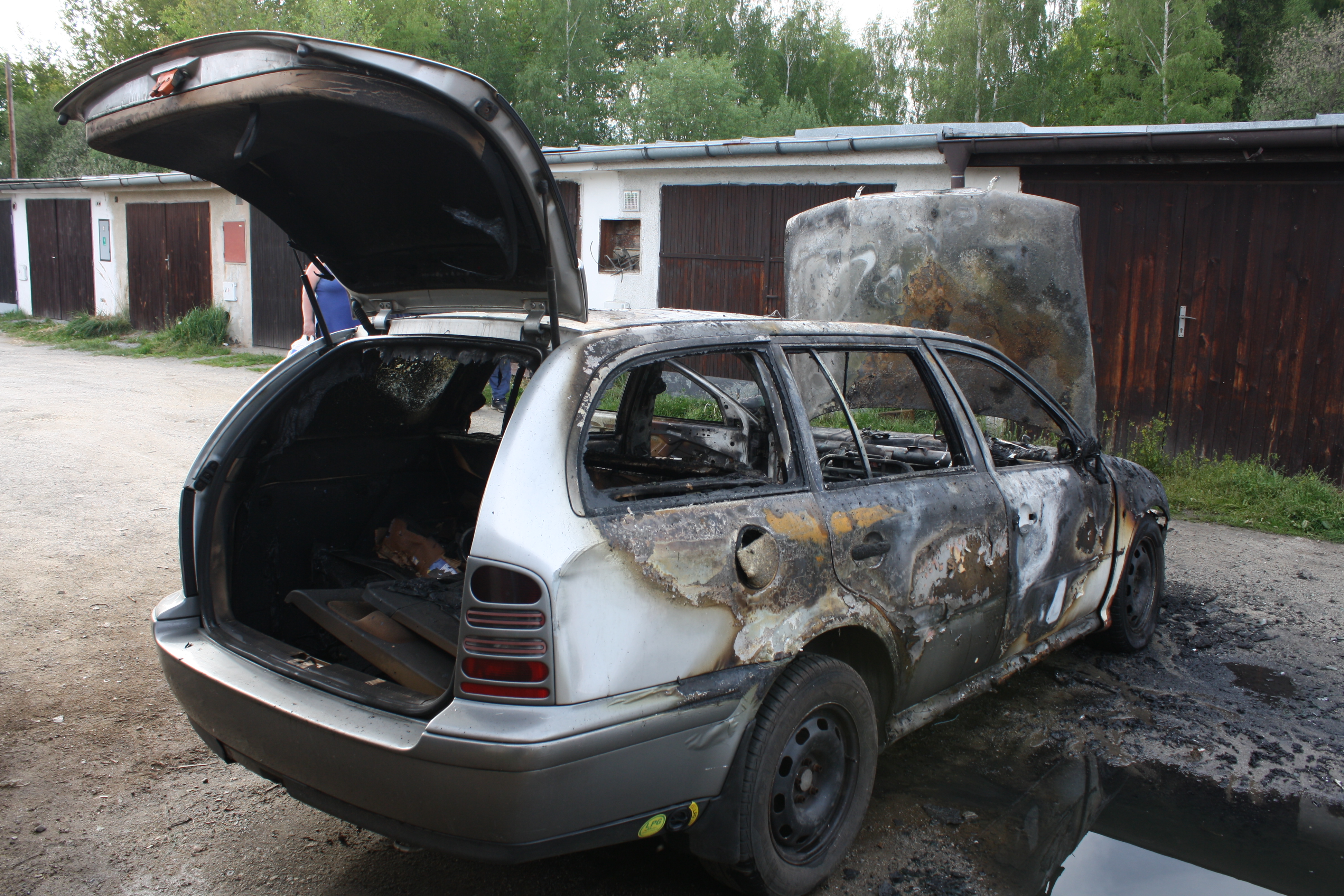 4 Požár OA Škoda Octavia, Tr Sviny, U Benzínky 10.5.12 2068 007.jpg