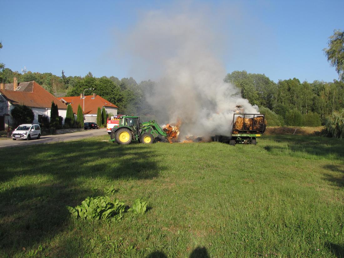 4 Požár balíků, Horní Třebonín - 4. 8. 2015 (4).JPG