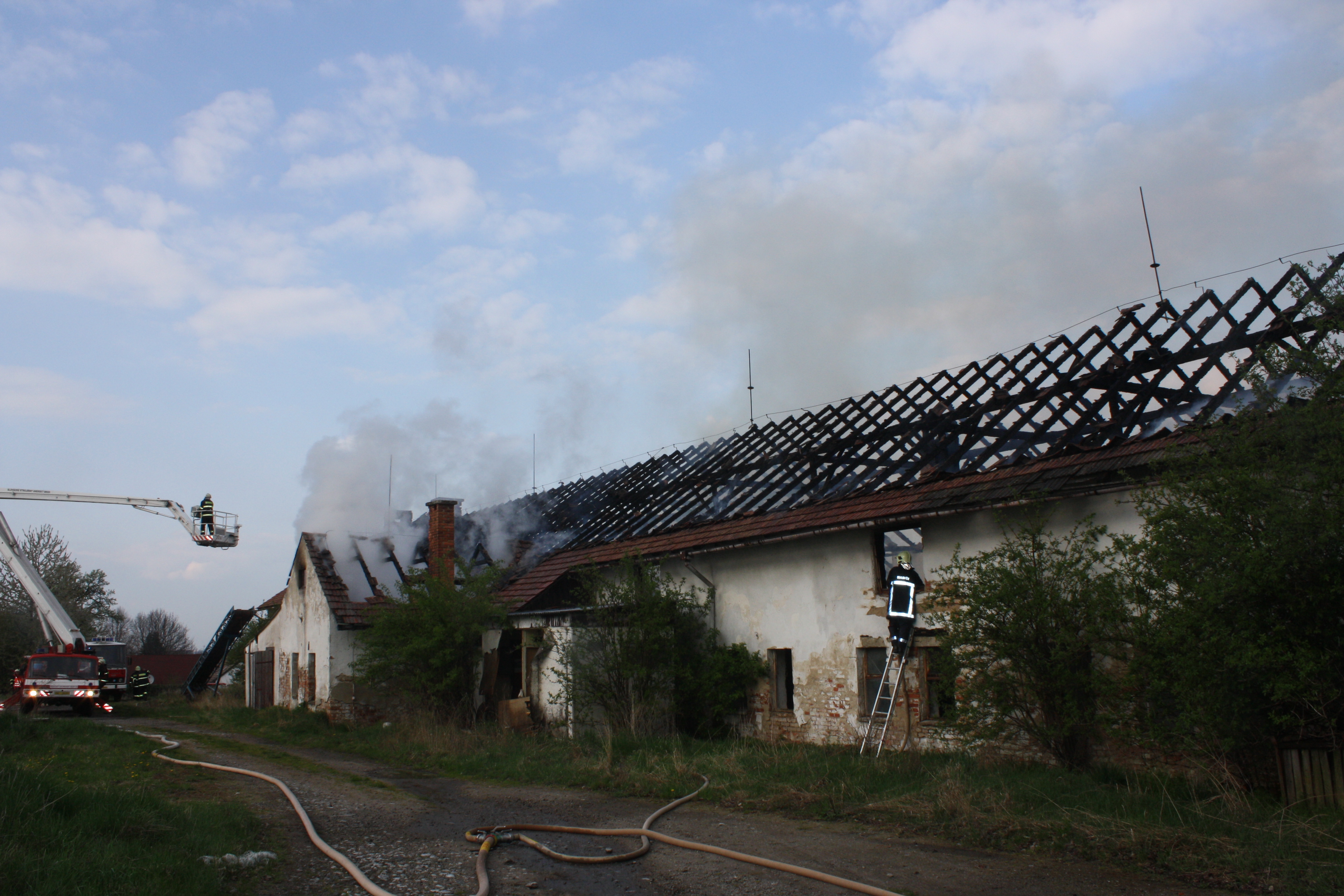 4 Požár kravína, Slavče - 13. 4. 2014 (1).JPG