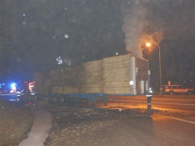 4 Požár návěsu s balíky slámy, Jindřichův Hradec - 13. 1. 2015 (2).JPG