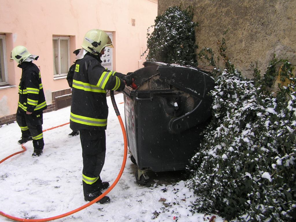 4.1.2016 požár popelnice Rokycany.JPG
