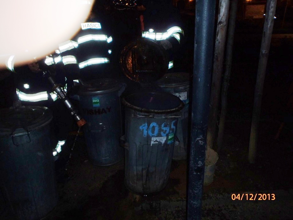 4.121.2013 foto/4.12.2013 Požár popelnic Přeštice.jpg