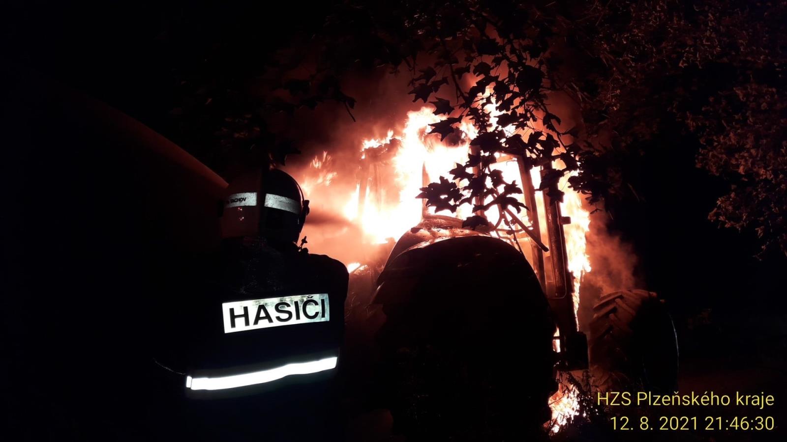 4_PLK_hořící traktor a před ním hasič.jpg