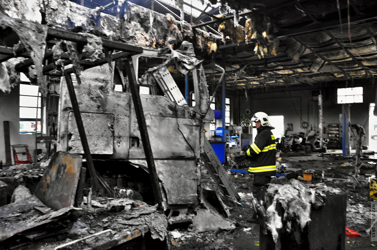 5 6-5-2013 Požár autoservis Postřelmov (13).JPG