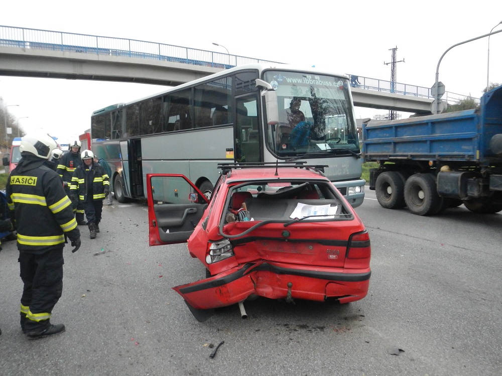 5 Dopravní nehoda 3 OA a bus, České Budějovice - 10. 11. 2014 (8).JPG