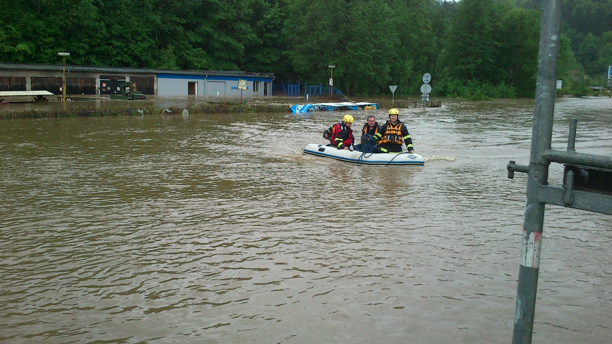 5 Záchrana čtyř osob ze zaplaveného auta, Český Krumlov - 2. 6. 2013 (5).jpg