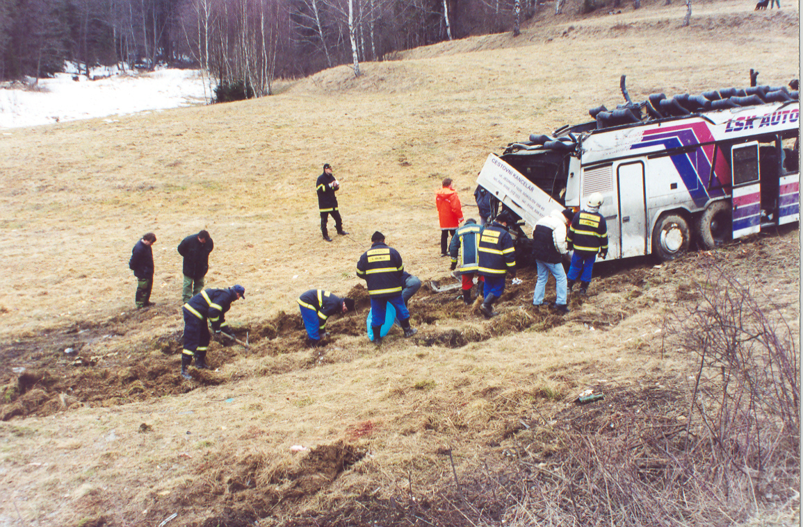 53_JČK_DN Nažidla autobus 8_3_2003_hasiči následující den odklázejí vrak autobusu_2.jpg