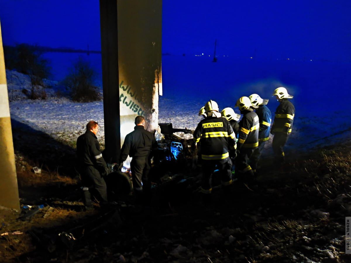 6 19-3-2013 Požár OA po dopravní nehodě Velká Bystřice - komunikace směr Ostrava (14).JPG