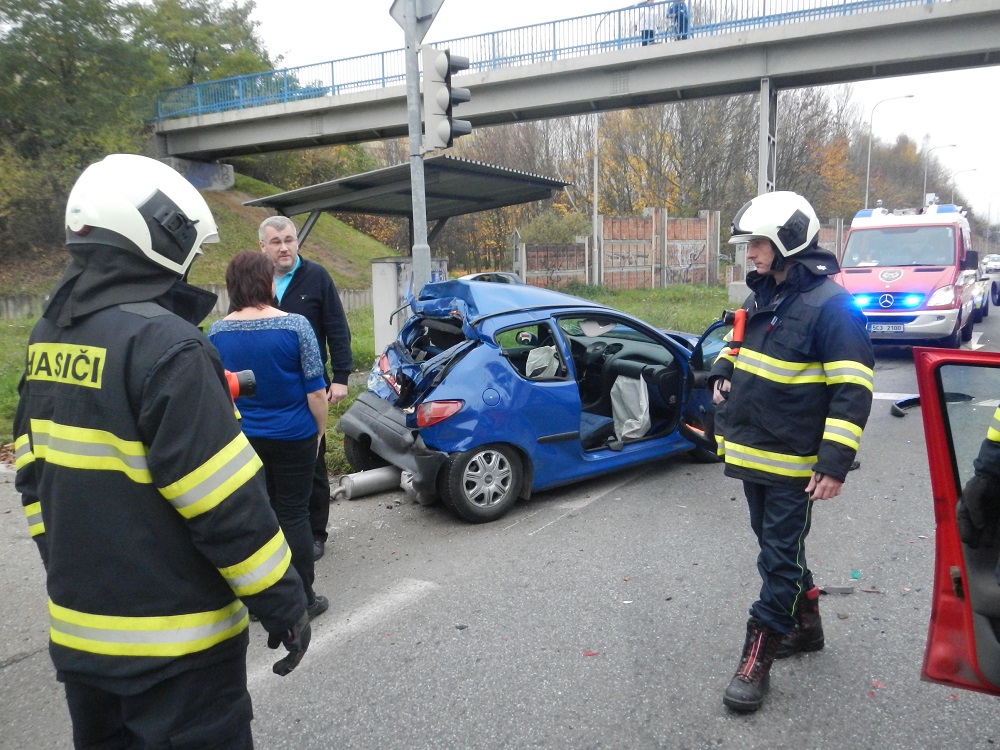6 Dopravní nehoda 3 OA a bus, České Budějovice - 10. 11. 2014 (1).JPG