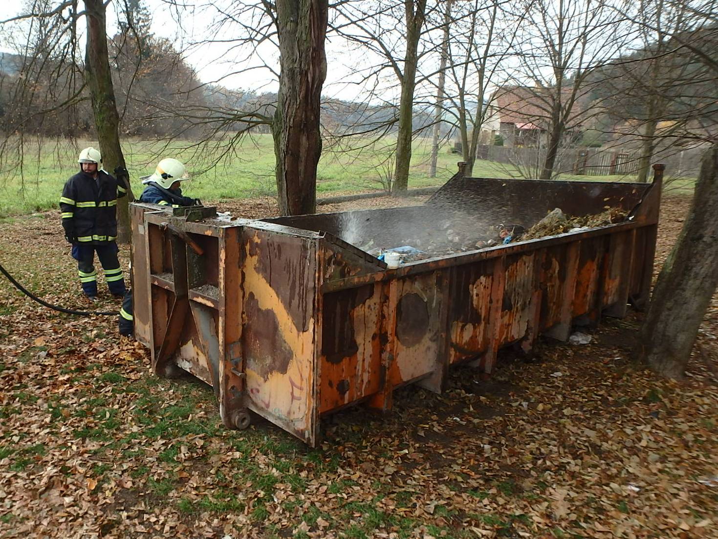 6.11.2015 požár kontejneru Přísednice.JPG